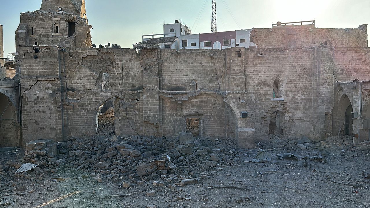 İsrail Gazze'deki 14 asırlık Büyük Ömeri Camii'ni yıktı 13