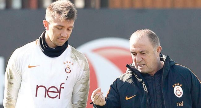 “Fernando Muslera soyunma odasına geldi ve ‘maaşım yatmazsa oynamam dedi” Ümit Davala’dan yıllar sonra gelen inanılmaz itiraf: Biz 11 ay paramızı almamıştık 8