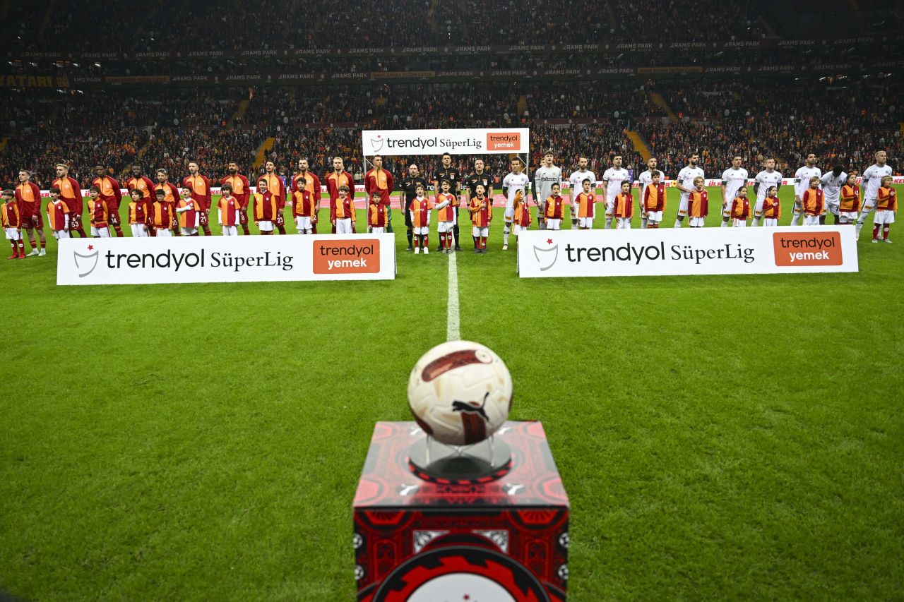 “Hakem Ali Şansalan baktı ki Galatasaray zorlanıyor, hemen devreye girdi! Konyaspor’un faulünü vermedi, top döndü gol oldu! Herhalde ondan sonra utanmıştır” 1