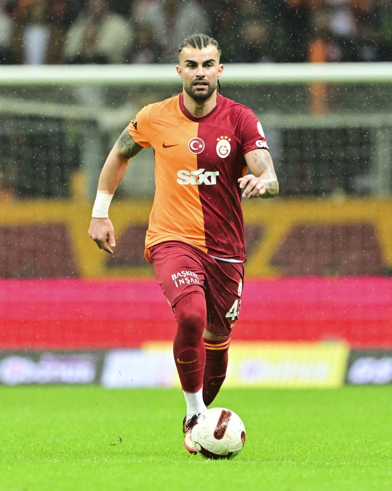 "Kerem Aktürkoğlu her şeyi yap, bunu yapma! İnanılmazı başardın resmen. Halil sana topu vermiş, orada bencillik yapma artık! Geri vereceksin topu" 5