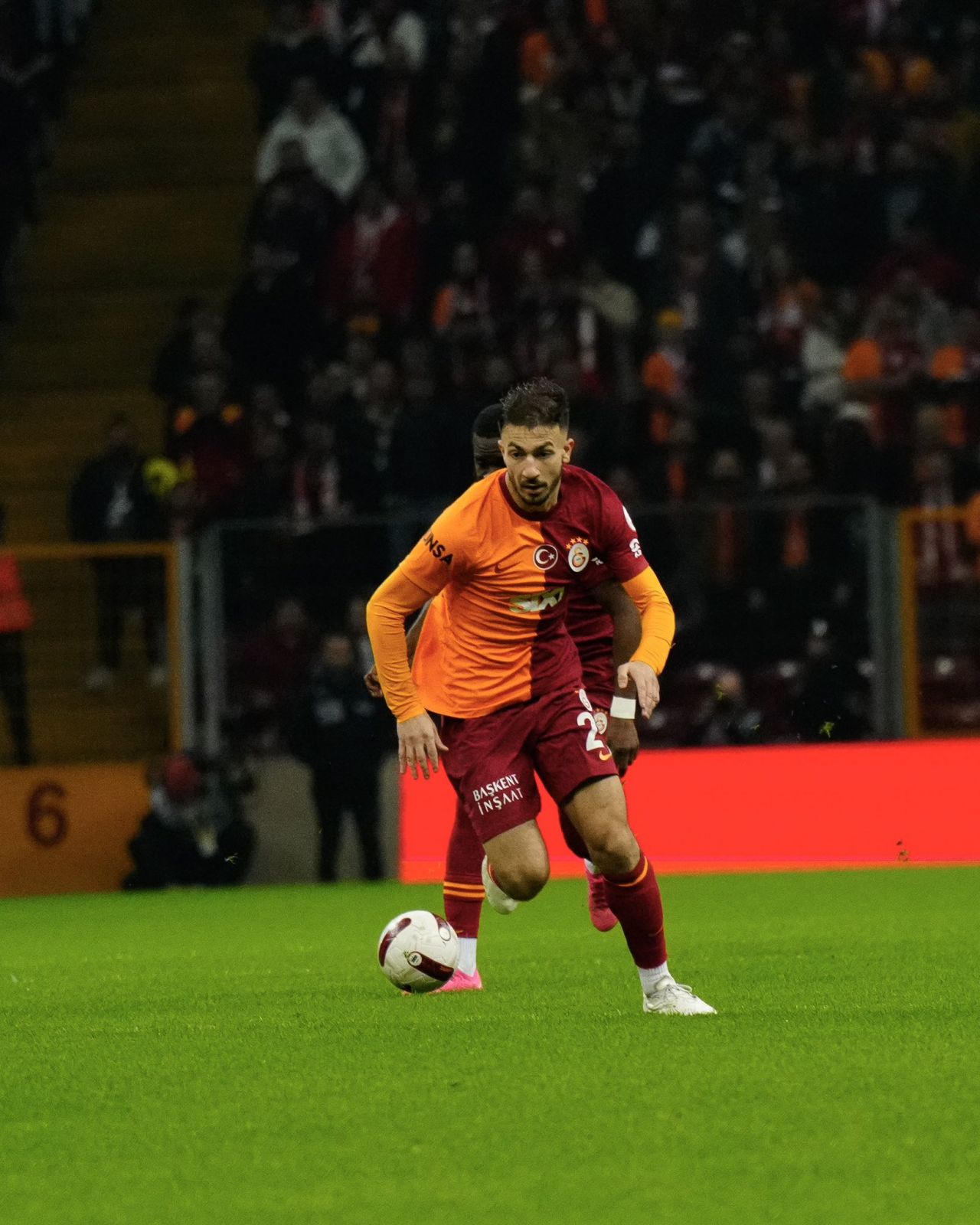 "Kerem Aktürkoğlu her şeyi yap, bunu yapma! İnanılmazı başardın resmen. Halil sana topu vermiş, orada bencillik yapma artık! Geri vereceksin topu" 9