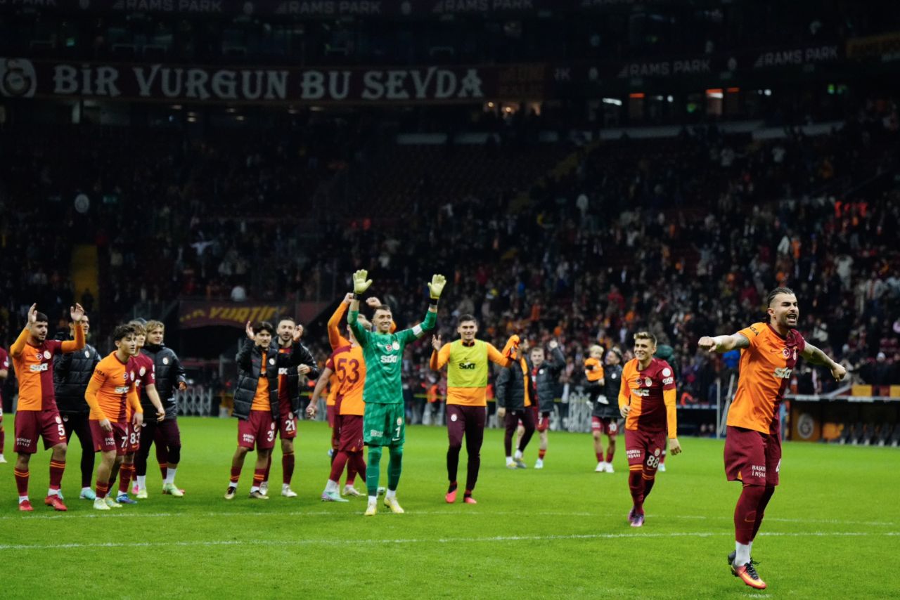 "Kerem Aktürkoğlu her şeyi yap, bunu yapma! İnanılmazı başardın resmen. Halil sana topu vermiş, orada bencillik yapma artık! Geri vereceksin topu" 8