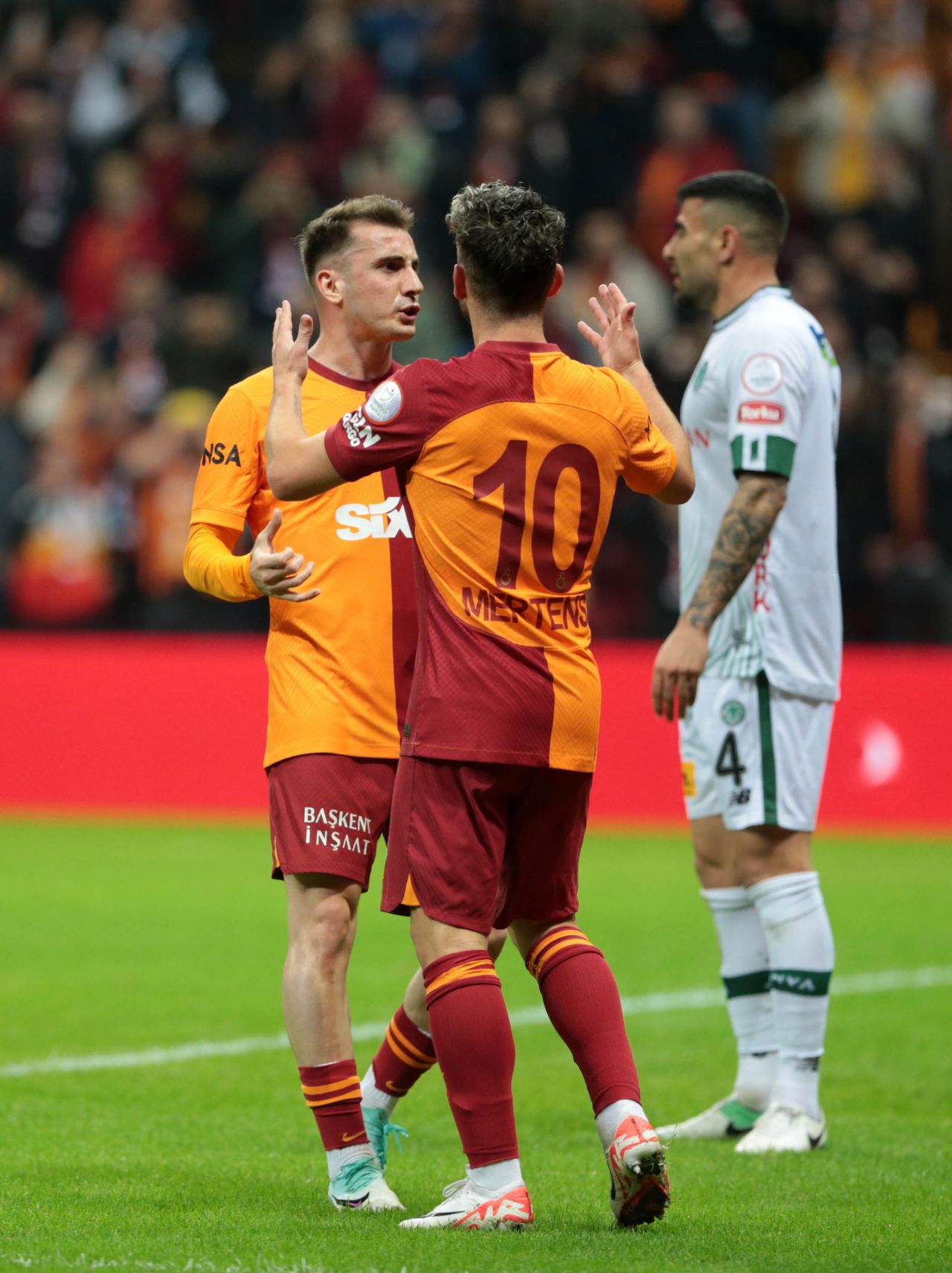 "Kerem Aktürkoğlu her şeyi yap, bunu yapma! İnanılmazı başardın resmen. Halil sana topu vermiş, orada bencillik yapma artık! Geri vereceksin topu" 6