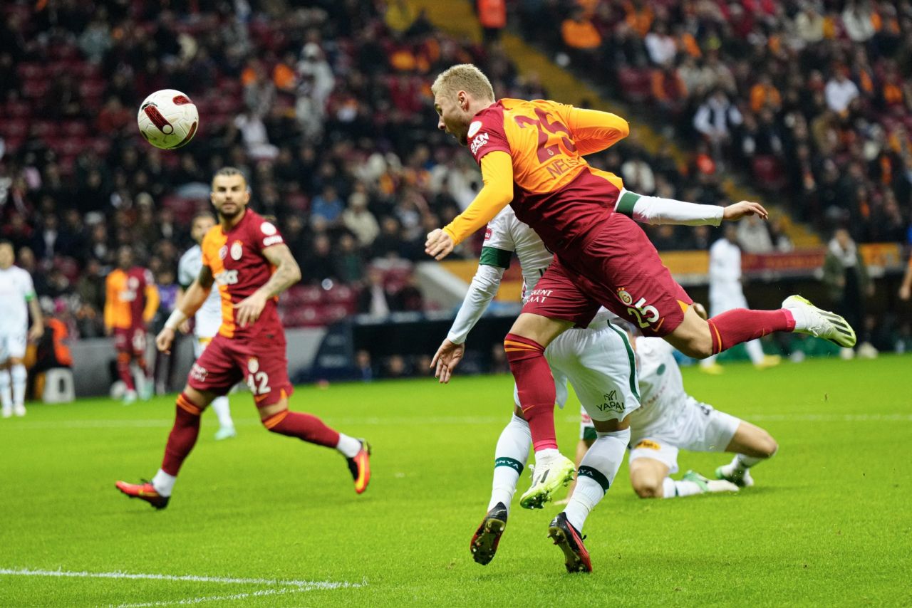 "Kerem Aktürkoğlu her şeyi yap, bunu yapma! İnanılmazı başardın resmen. Halil sana topu vermiş, orada bencillik yapma artık! Geri vereceksin topu" 4