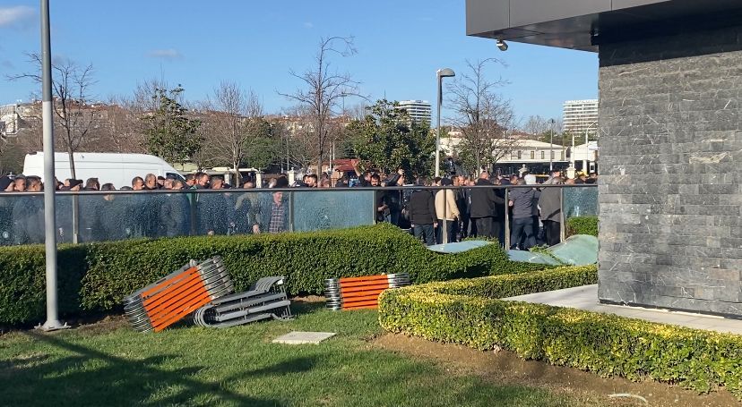 Zam kararını beğenmeyen taksiciler UKOME toplantısının yapıldığı binaya saldırdı! 4