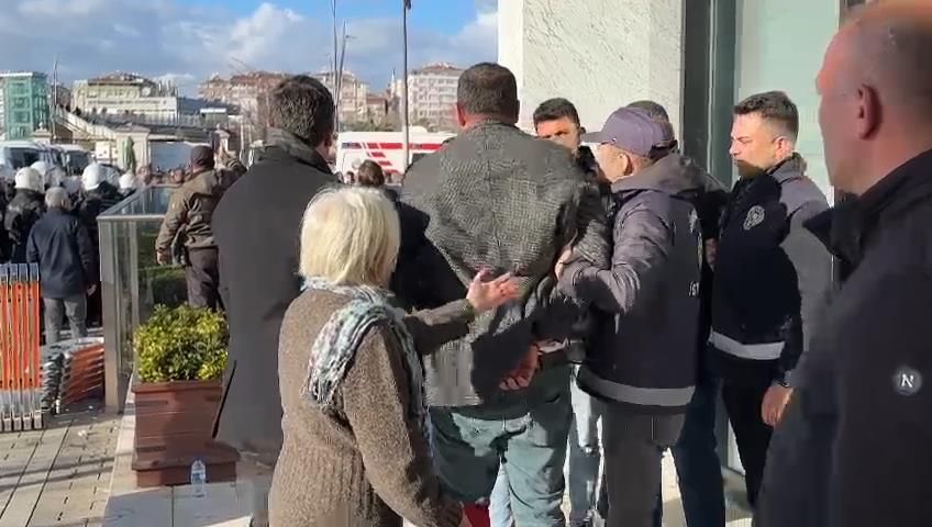 Zam kararını beğenmeyen taksiciler UKOME toplantısının yapıldığı binaya saldırdı! 2