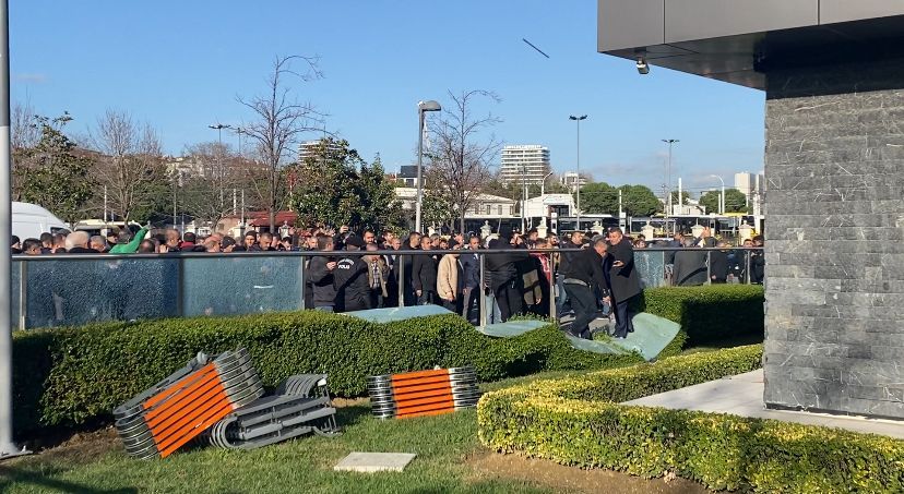 Zam kararını beğenmeyen taksiciler UKOME toplantısının yapıldığı binaya saldırdı! 1