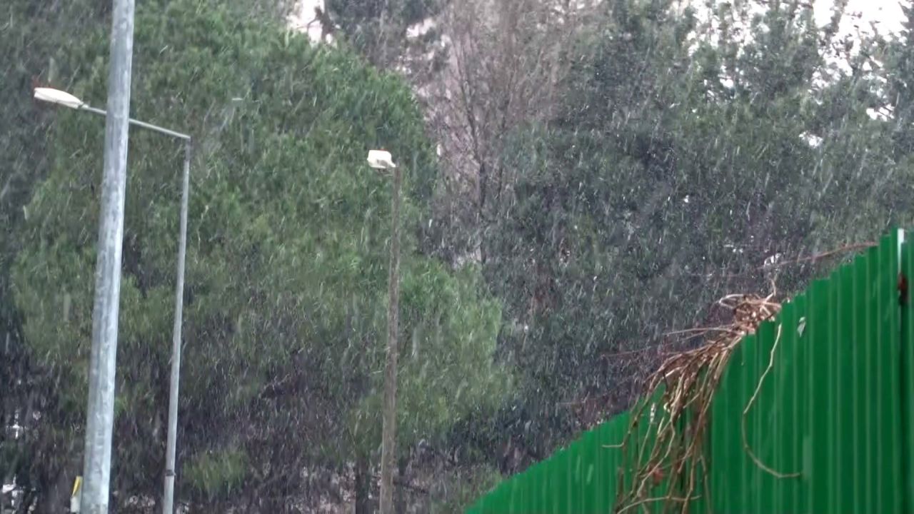 İstanbul'da yılın ilk karı yağdı! Beylikdüzü ve Sultangazi'de etkili oluyor... 3