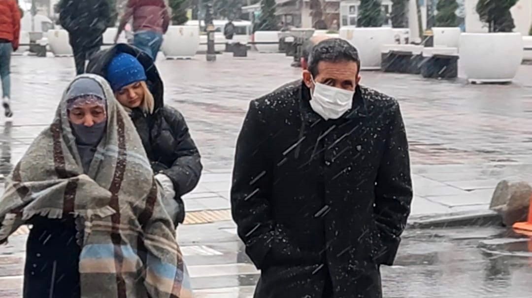 İstanbul'da yılın ilk karı yağdı! Beylikdüzü ve Sultangazi'de etkili oluyor... 1