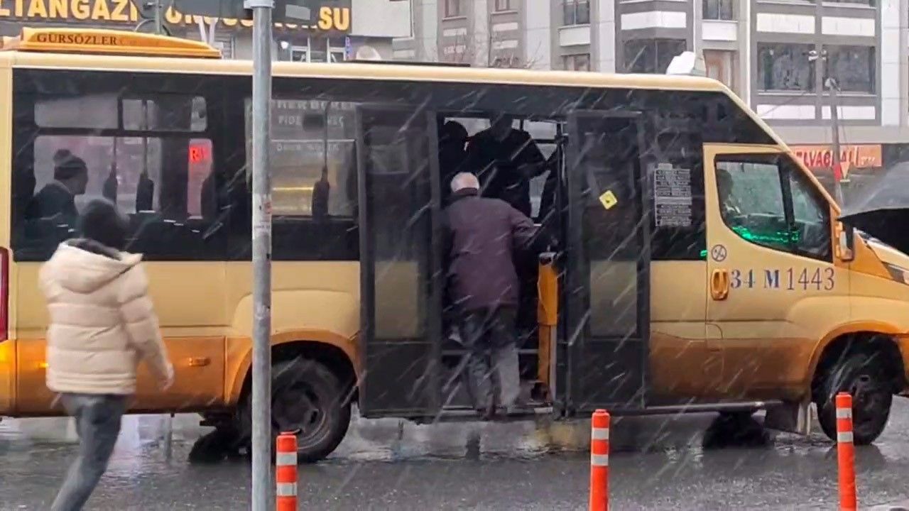 İstanbul'da yılın ilk karı yağdı! Beylikdüzü ve Sultangazi'de etkili oluyor... 2