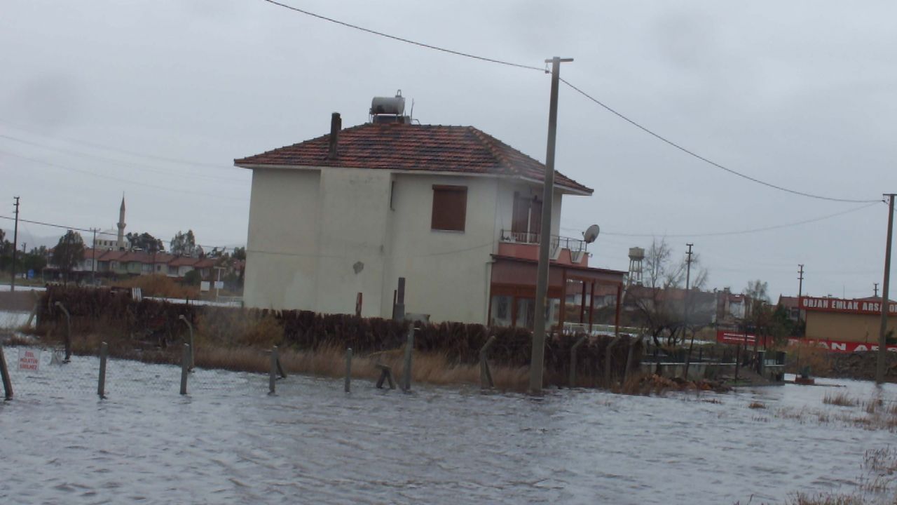 Balıkesir'de yazlıklar sular altında kaldı, yollar dereye döndü 1