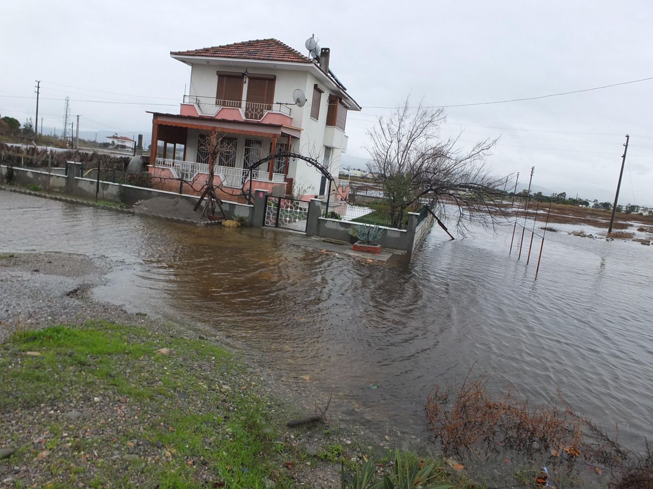 Balıkesir'de yazlıklar sular altında kaldı, yollar dereye döndü 4