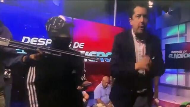 Ekvador'da bir televizyon kanalında canlı yayın silahlı çete üyeleri tarafından basıldı! 1