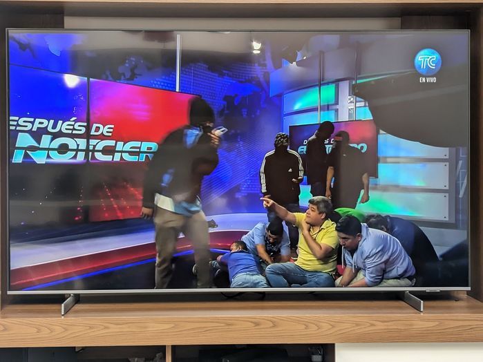 Ekvador'da bir televizyon kanalında canlı yayın silahlı çete üyeleri tarafından basıldı! 2