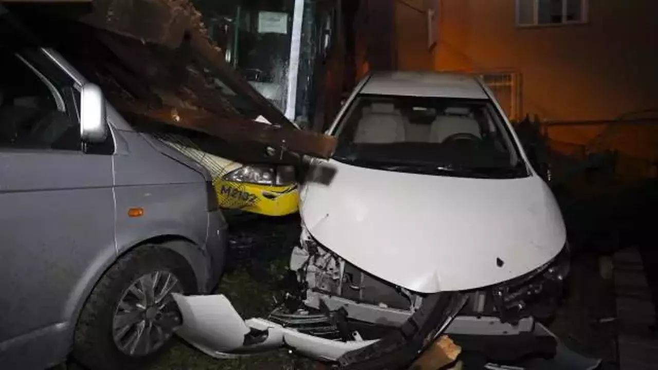 Dün Ataşehir'de bugün Beykoz'da İETT faciası! Park halindeki araçları biçti... 2