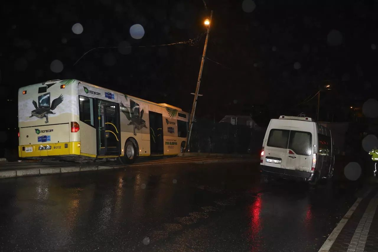 Dün Ataşehir'de bugün Beykoz'da İETT faciası! Park halindeki araçları biçti... 4