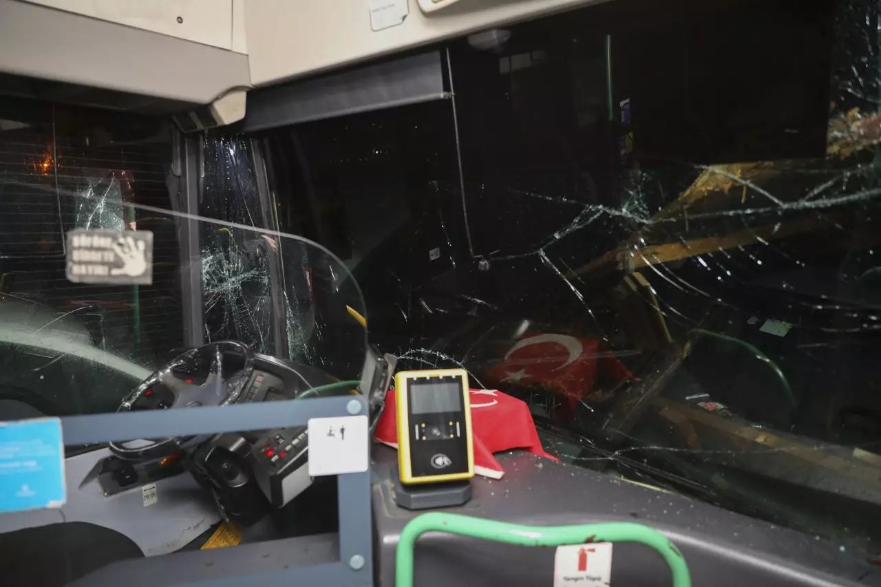 Dün Ataşehir'de bugün Beykoz'da İETT faciası! Park halindeki araçları biçti... 3