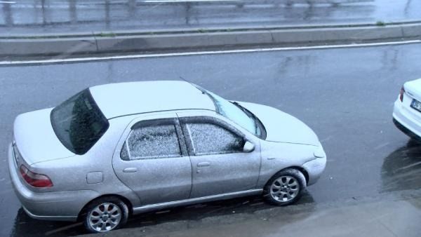 AKOM uyarmıştı! İstanbul'da beklenen yağış başladı! O ilçe beyaza büründü! 2
