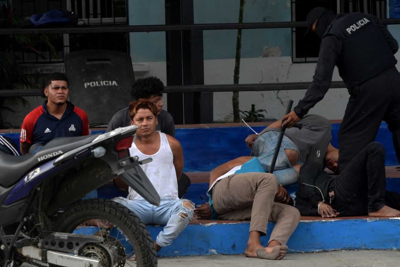 Ekvador'da operasyonlar sürüyor: Komşu ülkelerden de OHAL kararı: Sınıra askeri birlikler sevk ediliyor 1
