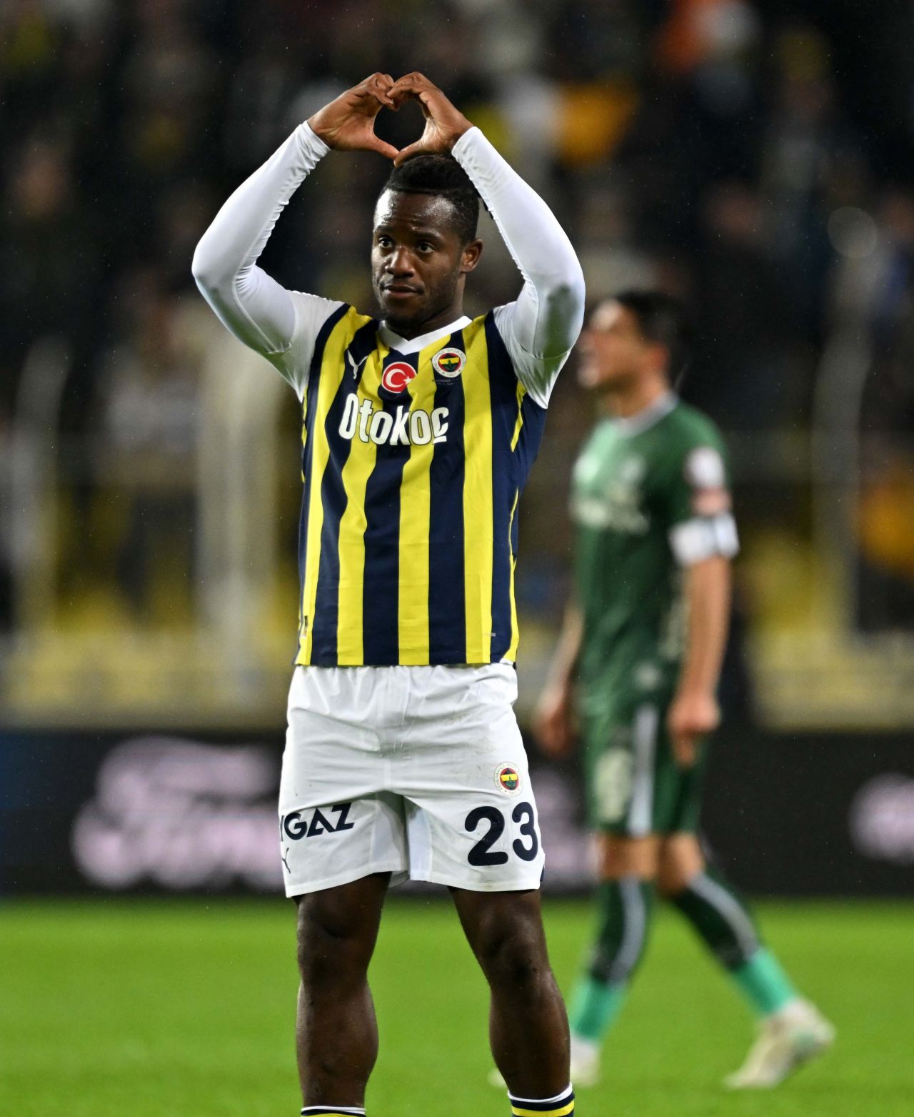 “Fenerbahçe, Galatasaray’dan daha iyi! Şampiyonlukta favorim F.Bahçe. Dün geceki oyun da bunun ispatı: Yakaladı mı affetmiyor. Hem pozisyona giriyor hem de gol atıyor” 3