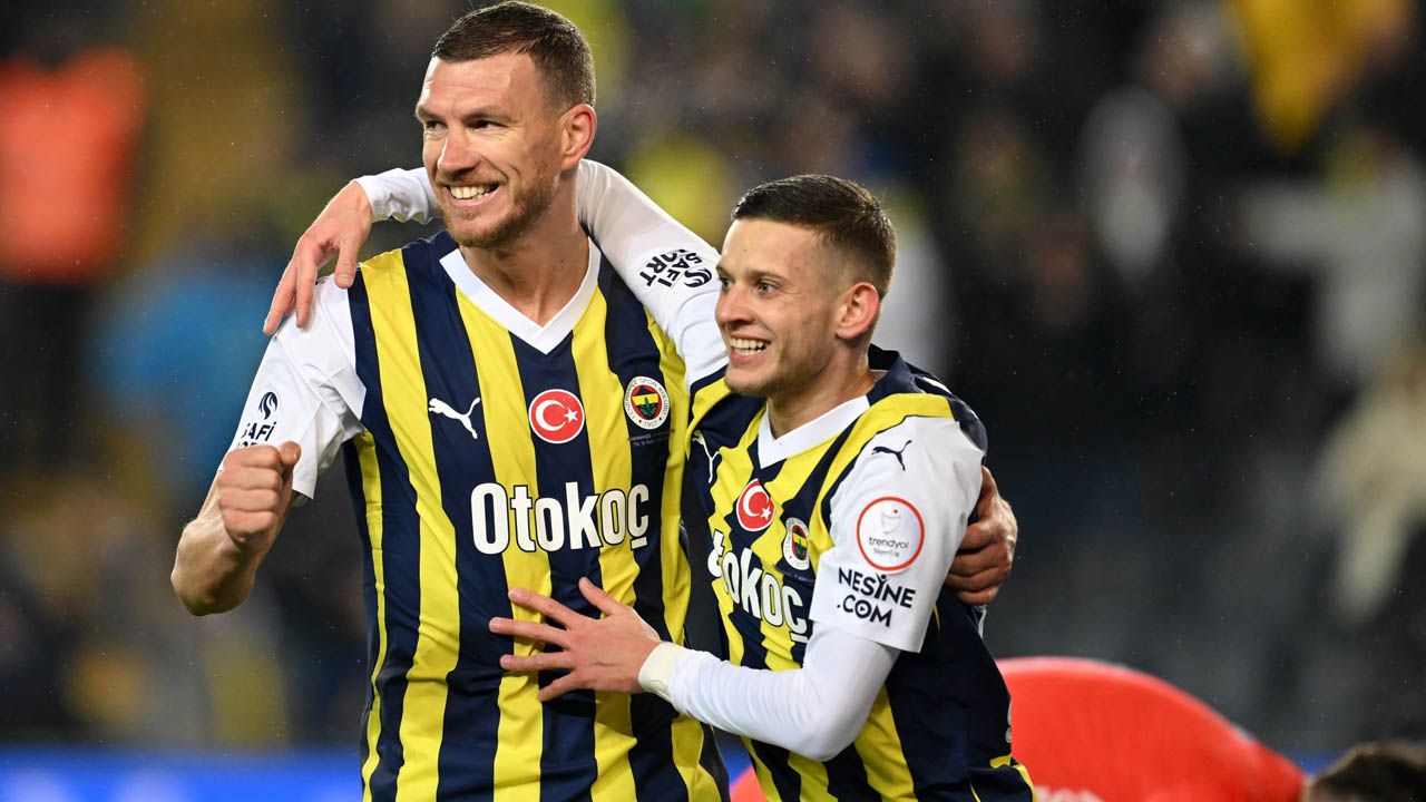 “Fenerbahçe, Galatasaray’dan daha iyi! Şampiyonlukta favorim F.Bahçe. Dün geceki oyun da bunun ispatı: Yakaladı mı affetmiyor. Hem pozisyona giriyor hem de gol atıyor” 6