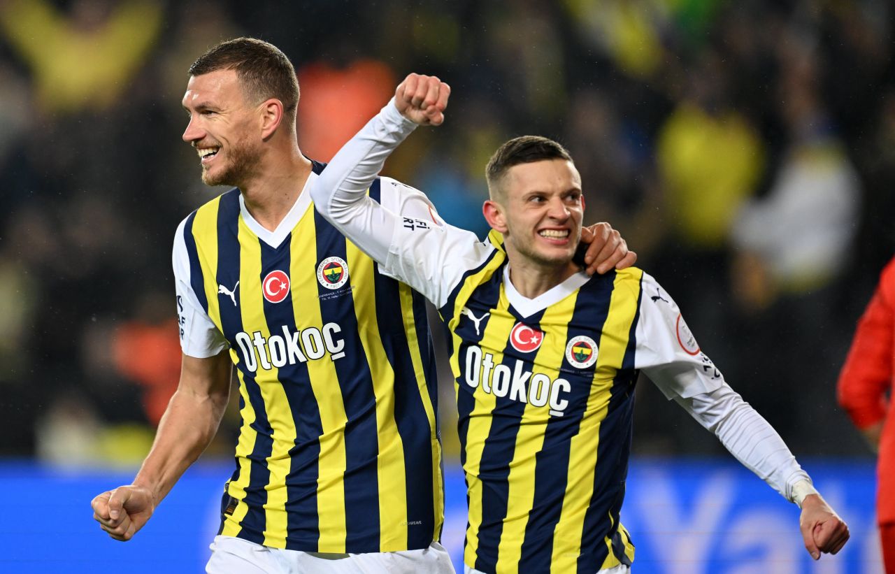 “Fenerbahçe, Galatasaray’dan daha iyi! Şampiyonlukta favorim F.Bahçe. Dün geceki oyun da bunun ispatı: Yakaladı mı affetmiyor. Hem pozisyona giriyor hem de gol atıyor” 8