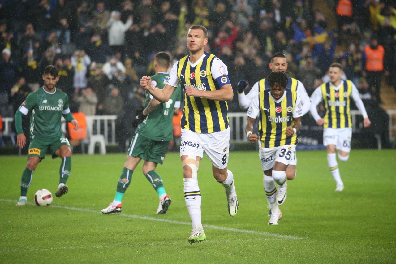 “Fenerbahçe, Galatasaray’dan daha iyi! Şampiyonlukta favorim F.Bahçe. Dün geceki oyun da bunun ispatı: Yakaladı mı affetmiyor. Hem pozisyona giriyor hem de gol atıyor” 9