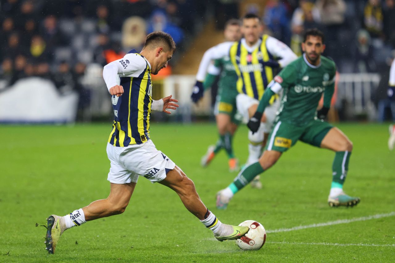 “Fenerbahçe, Galatasaray’dan daha iyi! Şampiyonlukta favorim F.Bahçe. Dün geceki oyun da bunun ispatı: Yakaladı mı affetmiyor. Hem pozisyona giriyor hem de gol atıyor” 2