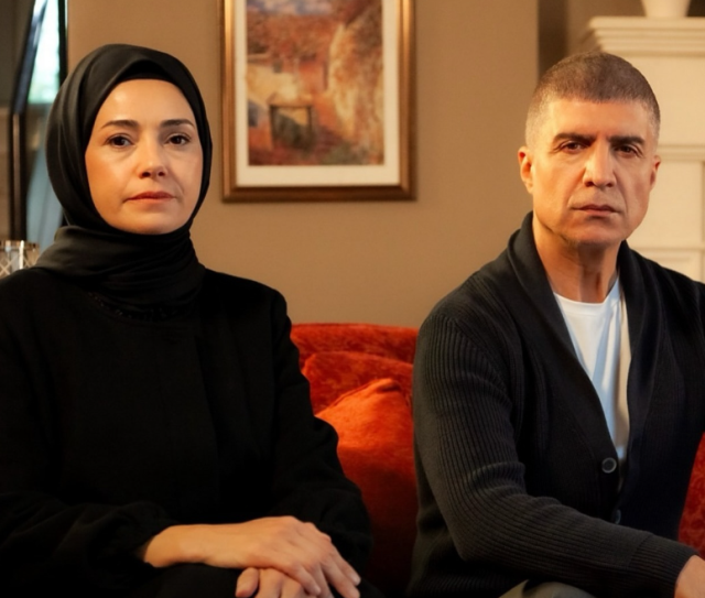 Kızıl Goncalar dizisinin başrolü Özcan Deniz'den RTÜK'ün yayın durdurma cezası hakkında açıklama 1