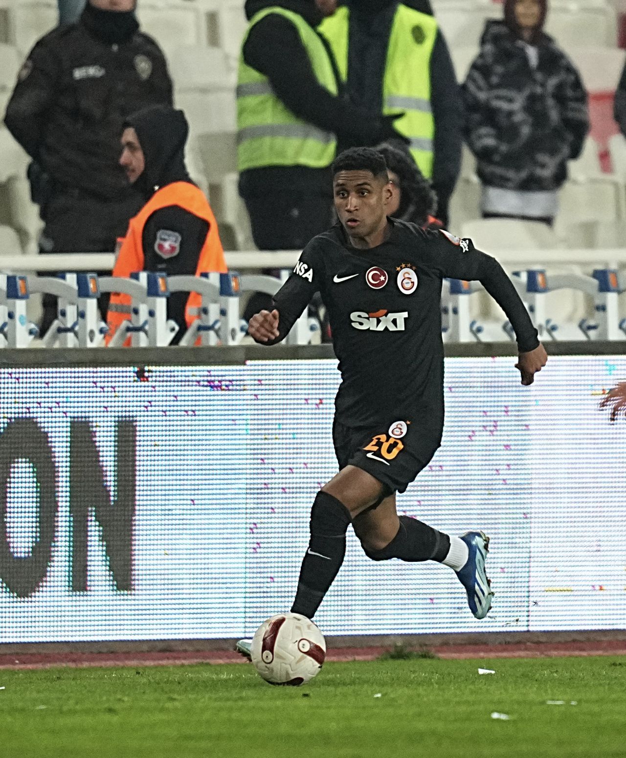 Maç sonu canlı yayında çılgına döndü, sosyal medyada paylaşım rekoru kırdı: “Başlarım Zaha’sına da Tete’sine de! Ndombele bir daha forma giymeyecek! Galatasaray’ın çöpte 20 milyon eurosu yatıyor! Utanın ya!” 4