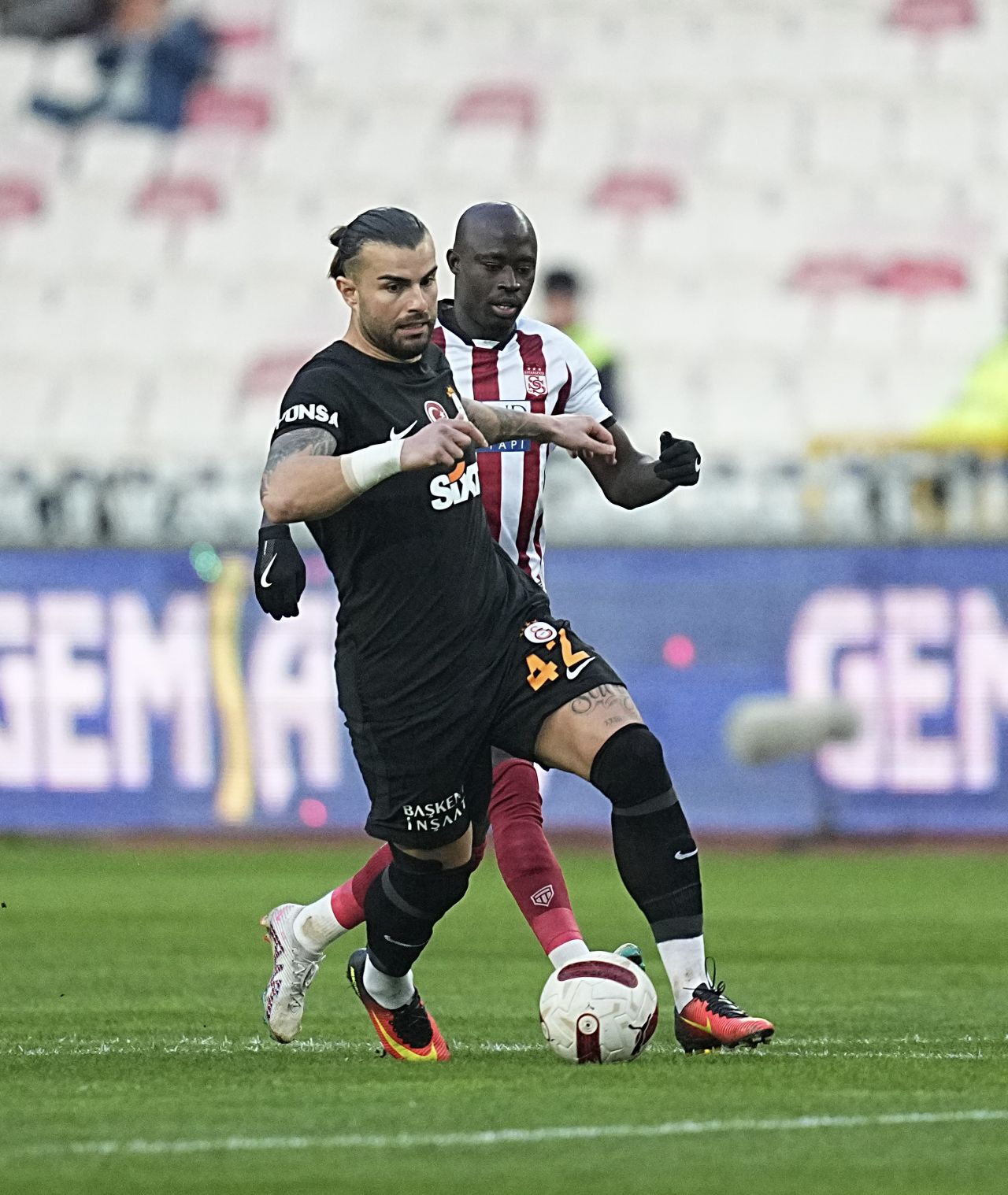 Maç sonu canlı yayında çılgına döndü, sosyal medyada paylaşım rekoru kırdı: “Başlarım Zaha’sına da Tete’sine de! Ndombele bir daha forma giymeyecek! Galatasaray’ın çöpte 20 milyon eurosu yatıyor! Utanın ya!” 3