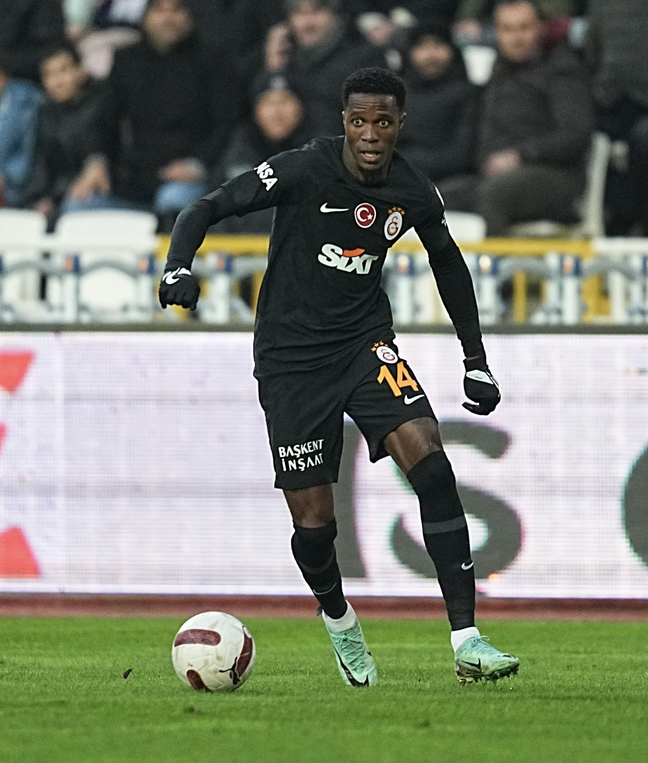 Maç sonu canlı yayında çılgına döndü, sosyal medyada paylaşım rekoru kırdı: “Başlarım Zaha’sına da Tete’sine de! Ndombele bir daha forma giymeyecek! Galatasaray’ın çöpte 20 milyon eurosu yatıyor! Utanın ya!” 6