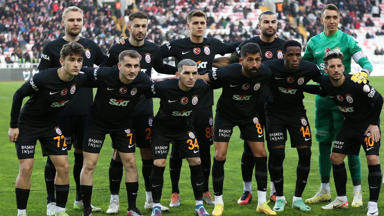 “Galatasaray hakem hatalarıyla berabere kaldı! Türk futbolunda gün geçmiyor ki bir hakem faciası yaşanmasın. Zorbay Küçük Galatasaray’ın iki penaltısını vermedi” 3