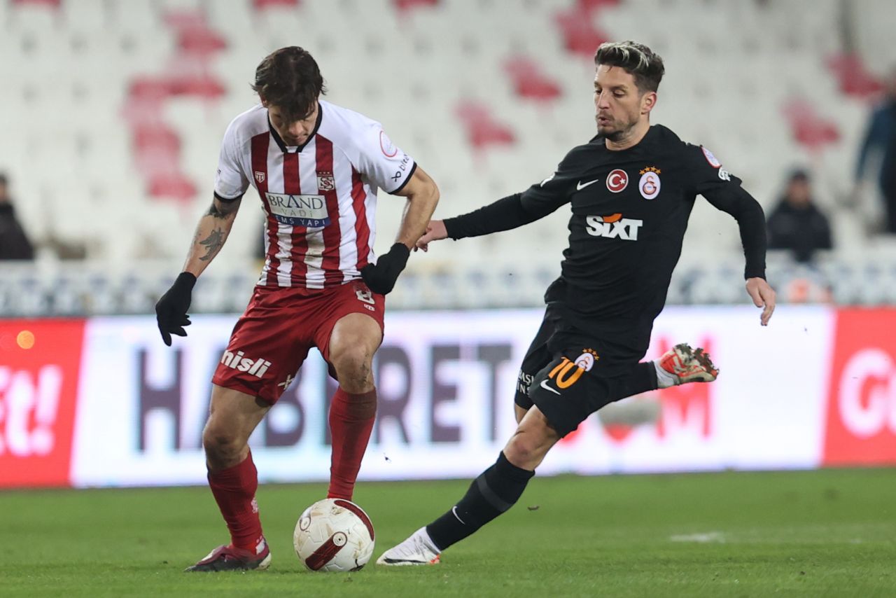 “Galatasaray hakem hatalarıyla berabere kaldı! Türk futbolunda gün geçmiyor ki bir hakem faciası yaşanmasın. Zorbay Küçük Galatasaray’ın iki penaltısını vermedi” 5