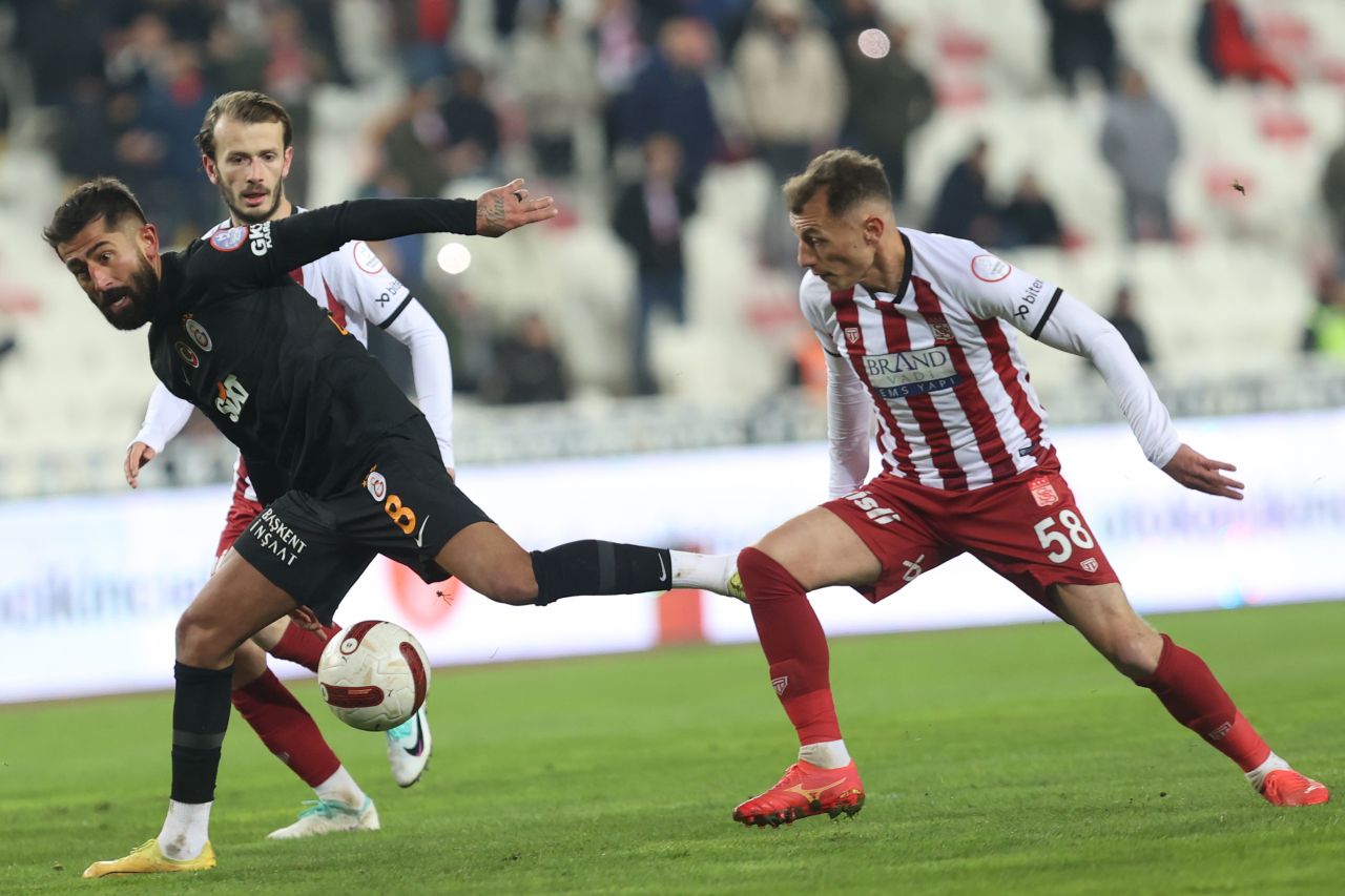 “Galatasaray hakem hatalarıyla berabere kaldı! Türk futbolunda gün geçmiyor ki bir hakem faciası yaşanmasın. Zorbay Küçük Galatasaray’ın iki penaltısını vermedi” 6