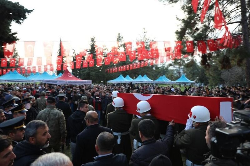 Türkiye şehitlerine ağlıyor... Pençe-Kilit şehitlerine veda! 17