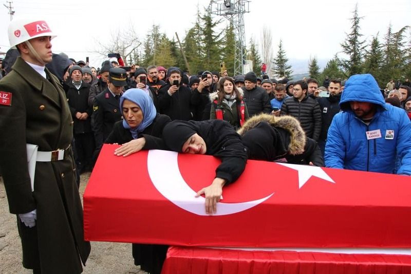 Türkiye şehitlerine ağlıyor... Pençe-Kilit şehitlerine veda! 23