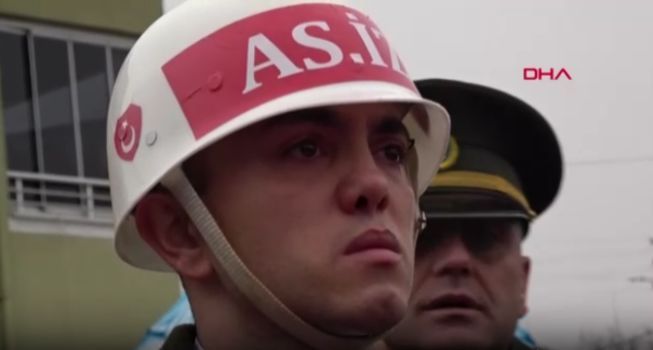 Komutan nöbet tutan askerin gözyaşlarını böyle sildi! 3