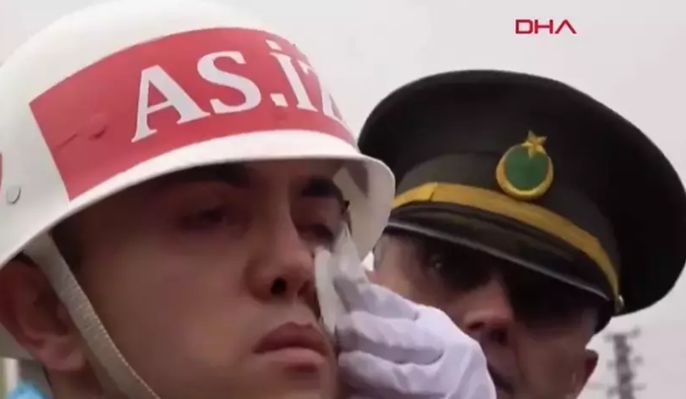 Komutan nöbet tutan askerin gözyaşlarını böyle sildi! 4