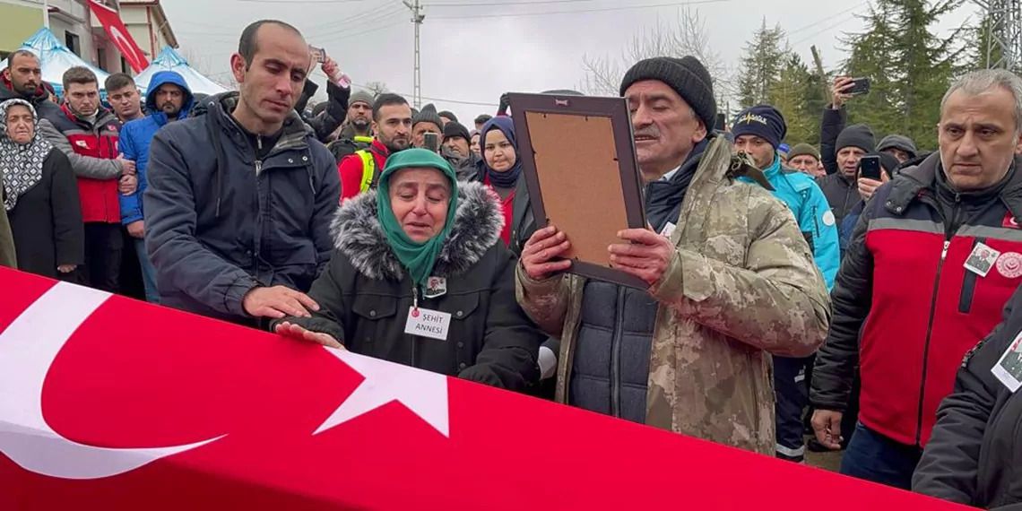 Komutan nöbet tutan askerin gözyaşlarını böyle sildi! 6