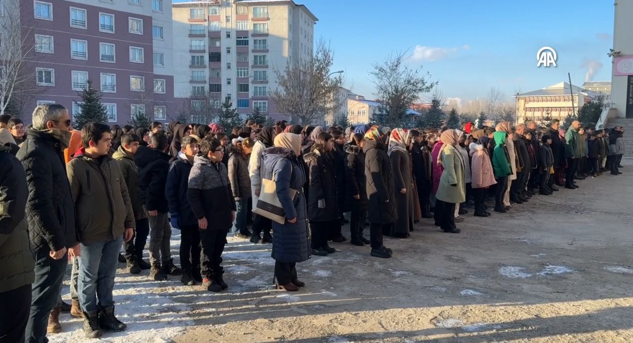 81 ilde tüm okullarda şehitler için saygı duruşu 6