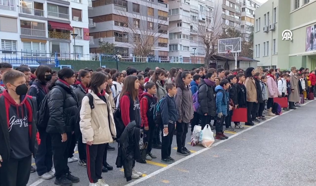 81 ilde tüm okullarda şehitler için saygı duruşu 8