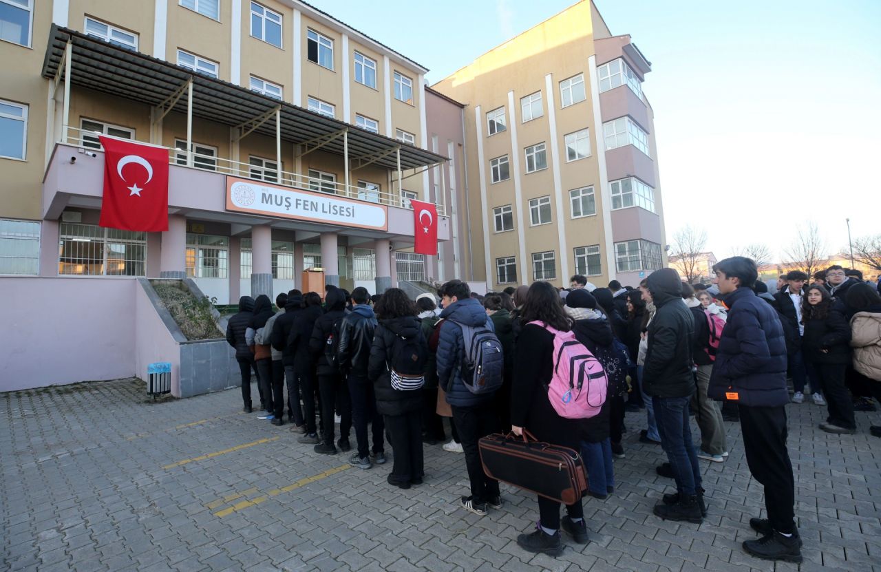 81 ilde tüm okullarda şehitler için saygı duruşu 3