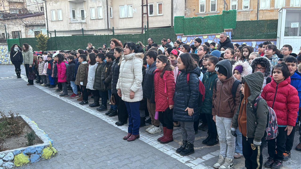 81 ilde tüm okullarda şehitler için saygı duruşu 11