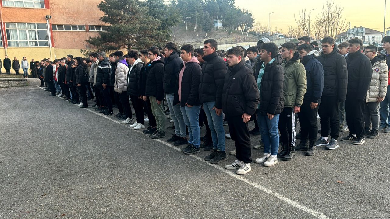 81 ilde tüm okullarda şehitler için saygı duruşu 10