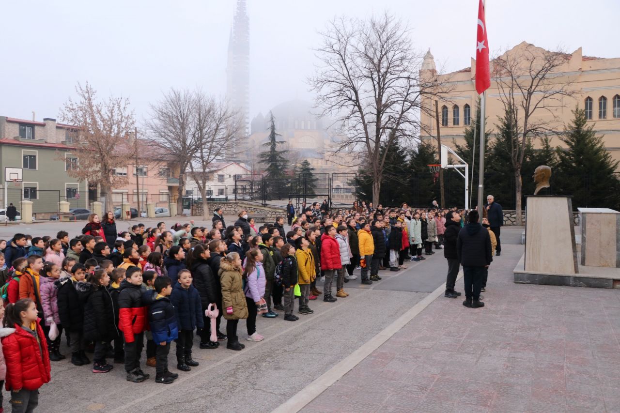 81 ilde tüm okullarda şehitler için saygı duruşu 4