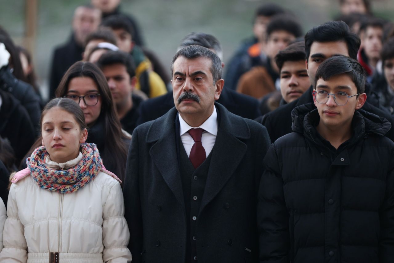 81 ilde tüm okullarda şehitler için saygı duruşu 1