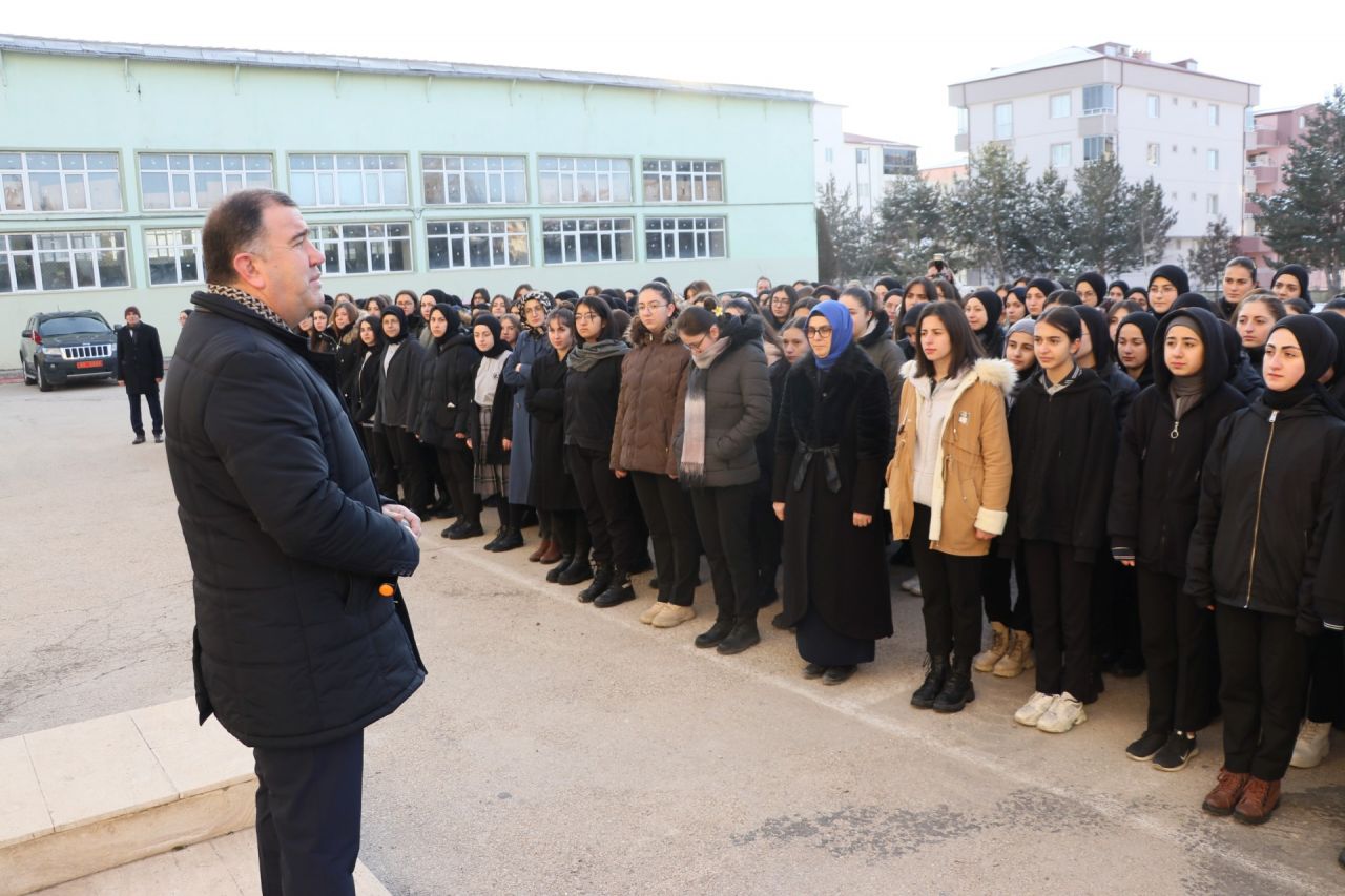 81 ilde tüm okullarda şehitler için saygı duruşu 14