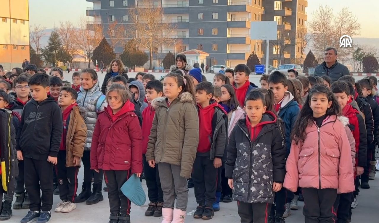 81 ilde tüm okullarda şehitler için saygı duruşu 5