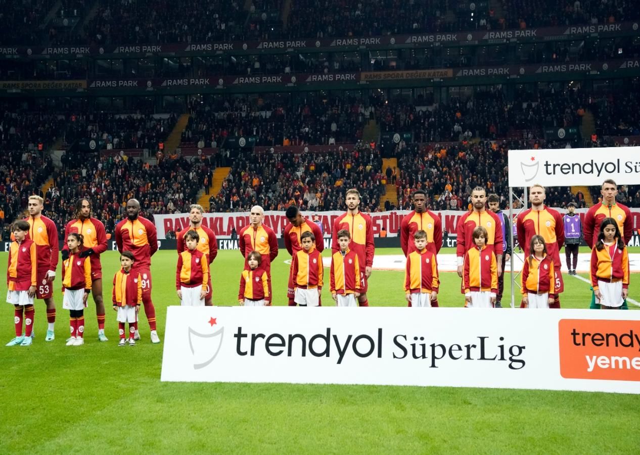 Rıdvan Dilmen olay çıkış! Bu sözler ezeli rakipleri birbirine düşürür: Galatasaray'ın oyununa baktığımız zaman 7-8 puanlık fark olması gerekiyor! 1